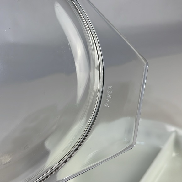 PYREX 1 1/2 Quart Divided Bake Dish “Brown Town and Country Quilt - Picture 9 of 12